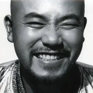 一人一首粤语女声,才发现我爱的其实是黄伟文