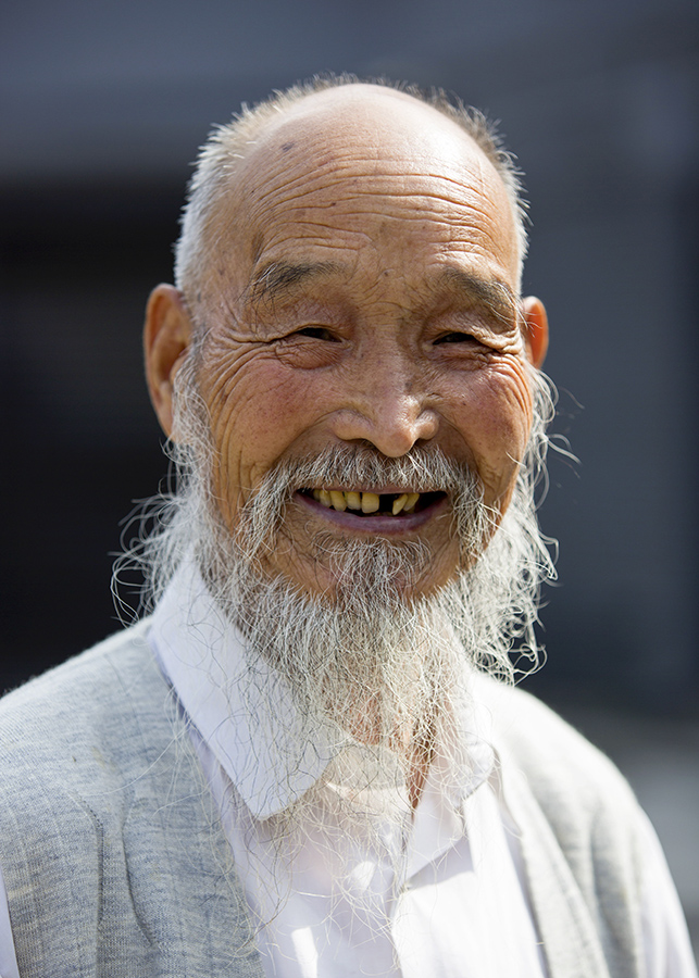 9.29摄于青州古城一80多岁练武老人