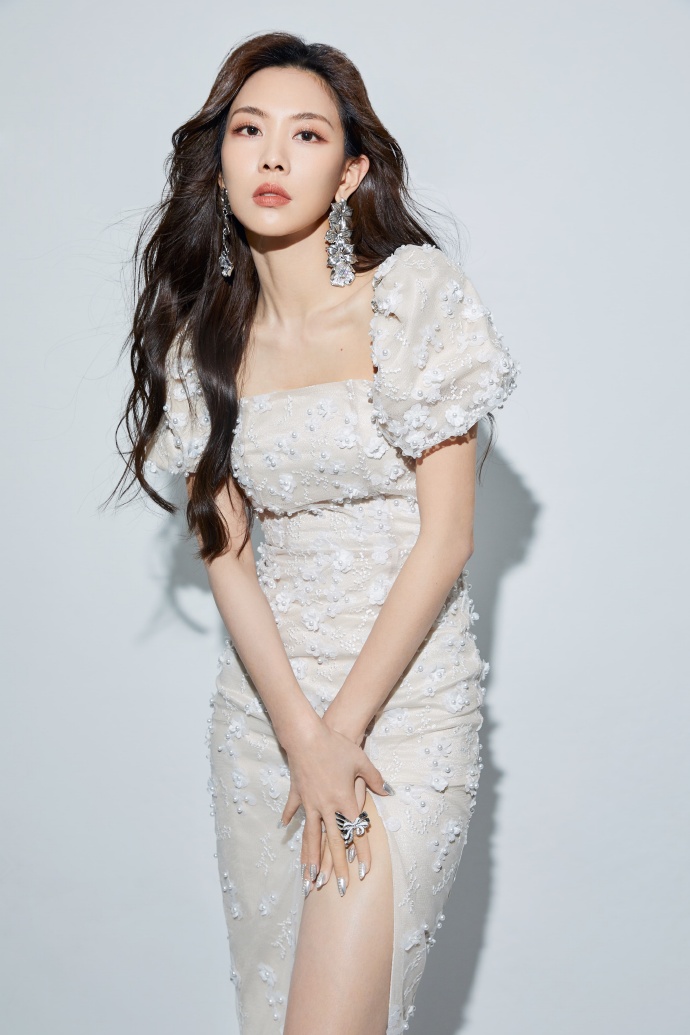 王霏霏白色开衩连衣裙##王霏霏直播状态