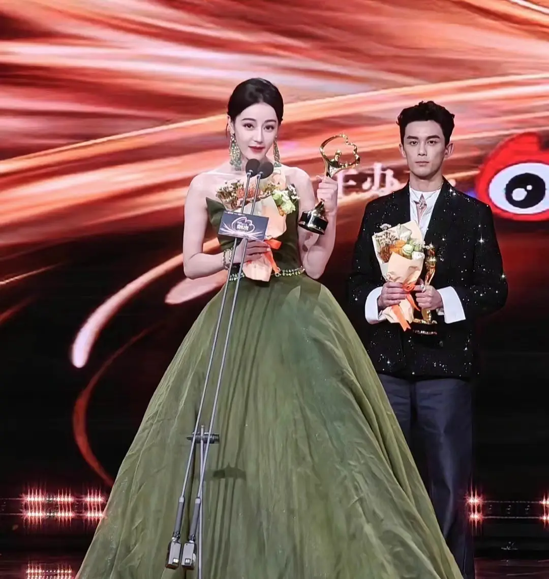 迪丽热巴吴磊微博之夜同框:cp粉直呼过年了!_人们_活动_合作