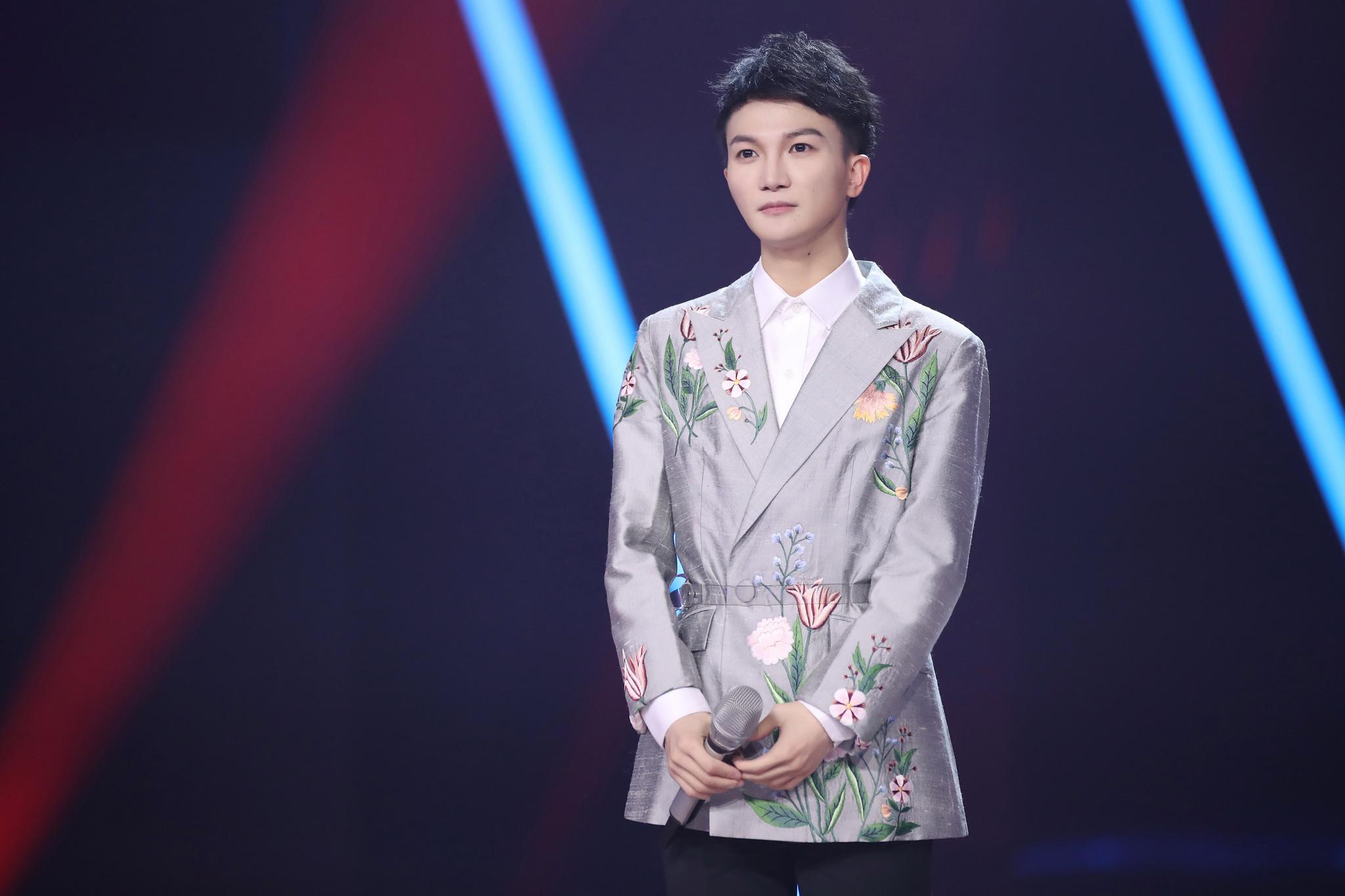 周深再登《蒙面唱将猜猜猜》舞台 专业美声征服人心