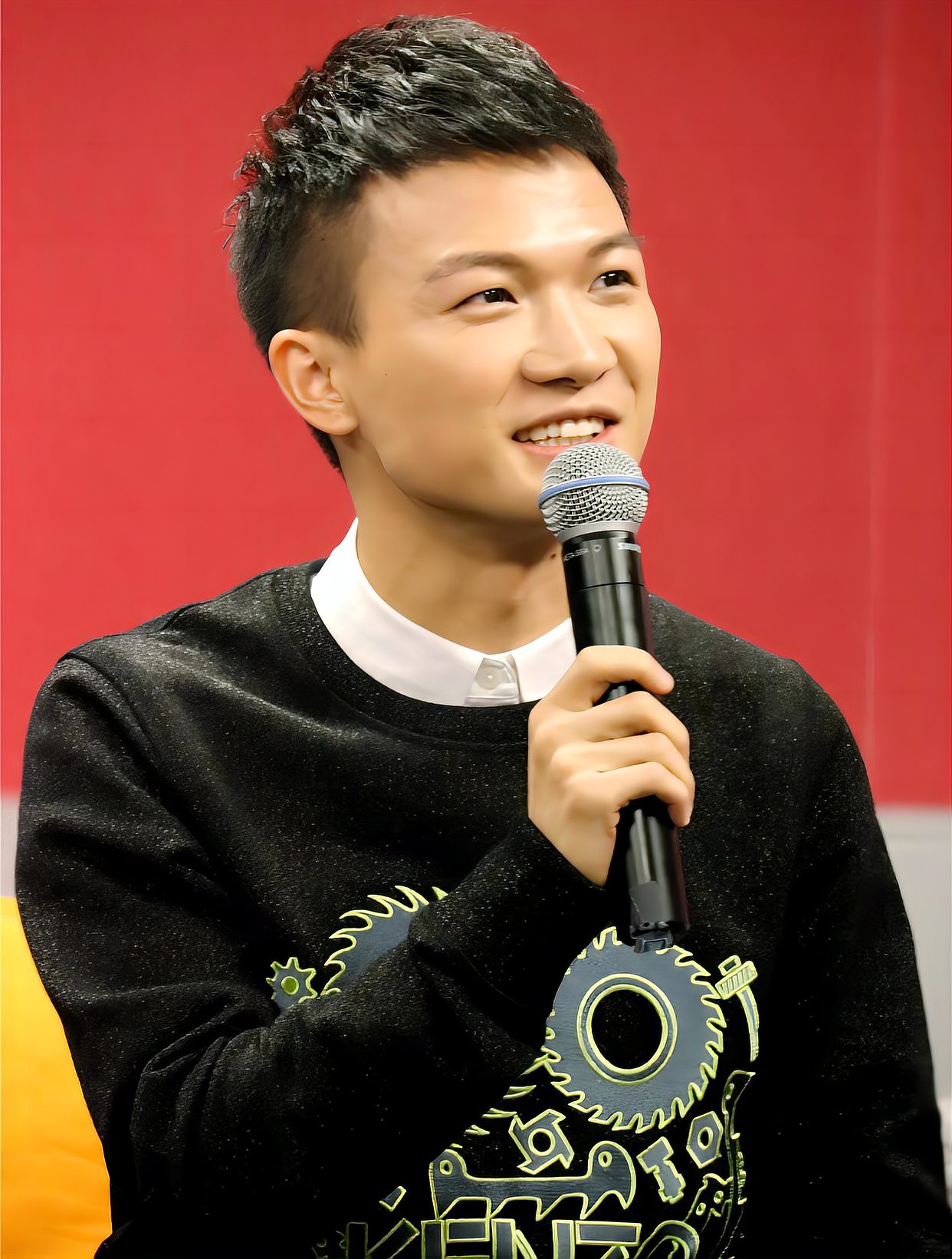 周深,刚出道时《开门大吉》演唱《橄榄树》,有种易碎感-度小视