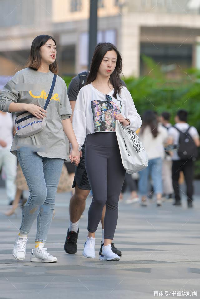 紧身运动裤搭配宽松秋衣,舒适休闲,低调日常风慵懒穿搭