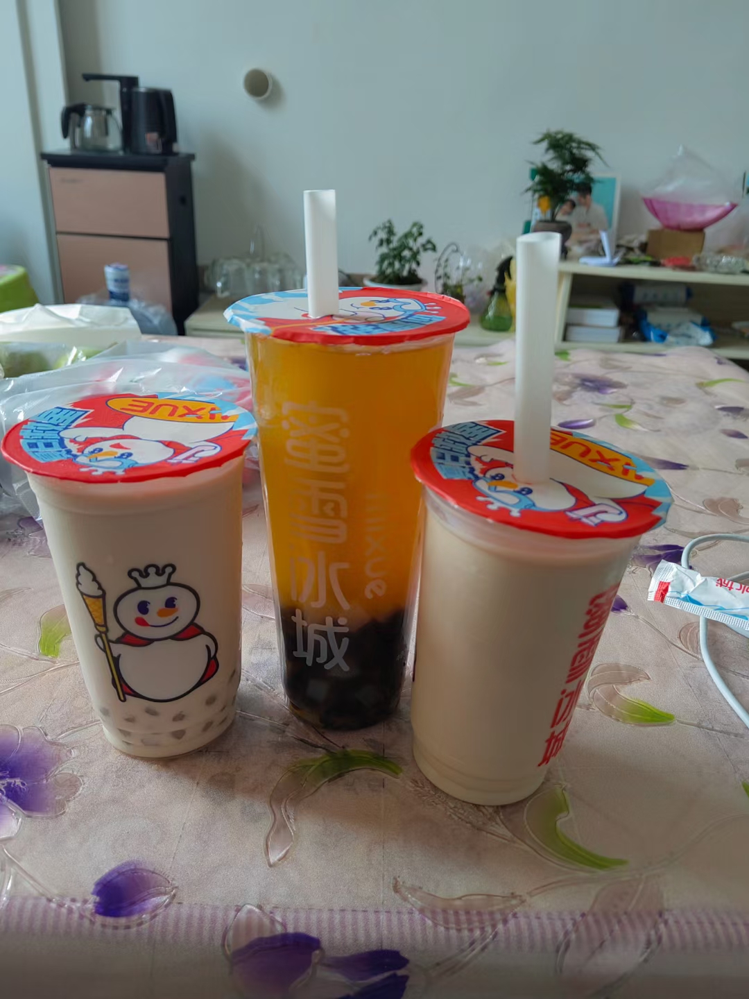 都说喝秋天的第一杯奶茶,我单身98我喝三杯,安慰一下我幼小的心灵