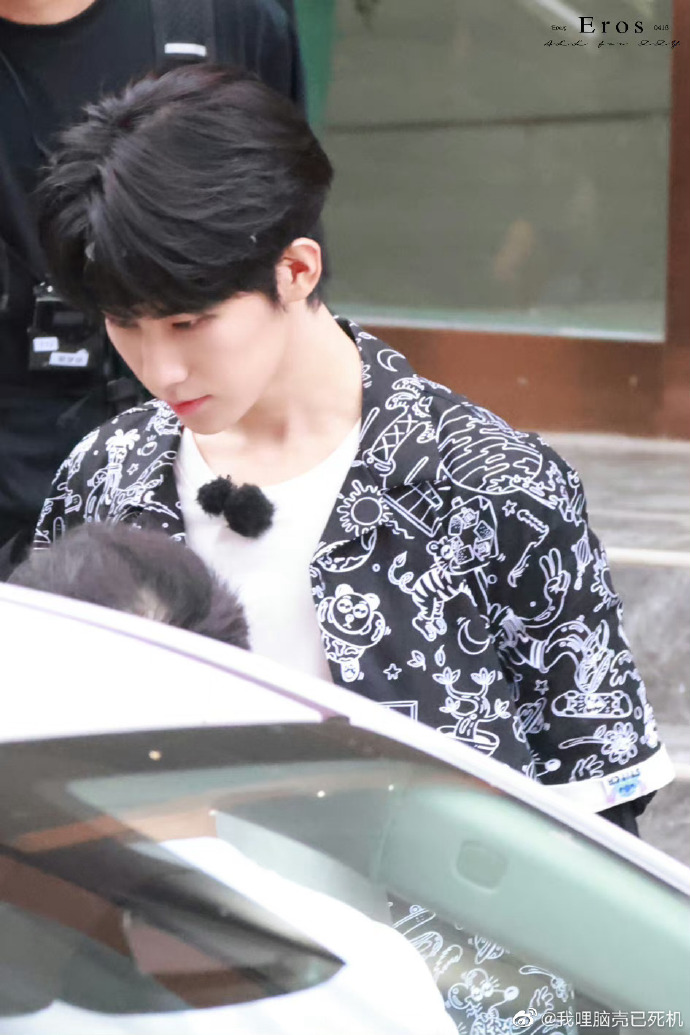 张真源卡通涂鸦衬衫发带造型