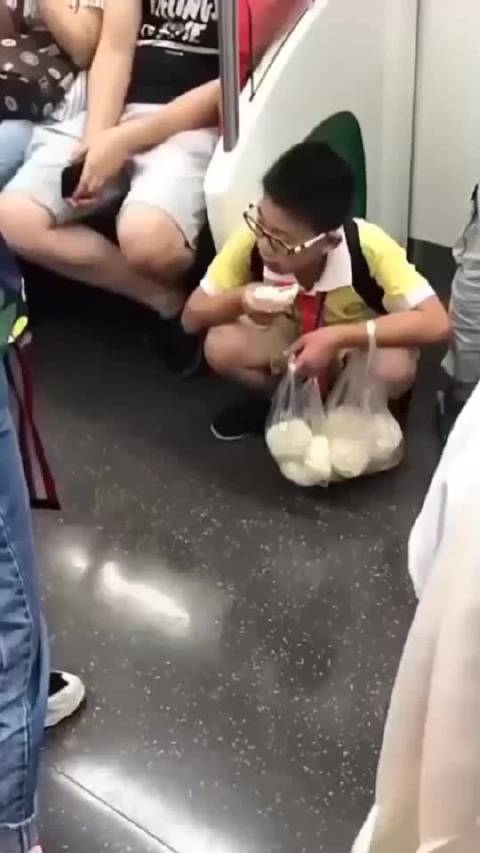 坐地铁的时候看到小男孩蹲在地上做这件事莫名的有些心酸