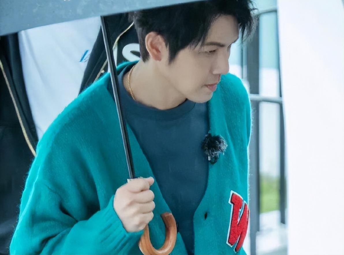 49岁钟汉良婚礼献唱,衣服皱巴巴裤子略短,被嘲像山寨版.