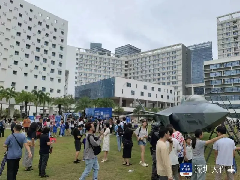 5月20日-26日期间,深圳大学在粤海,丽湖两校区先后开展征兵主题活动