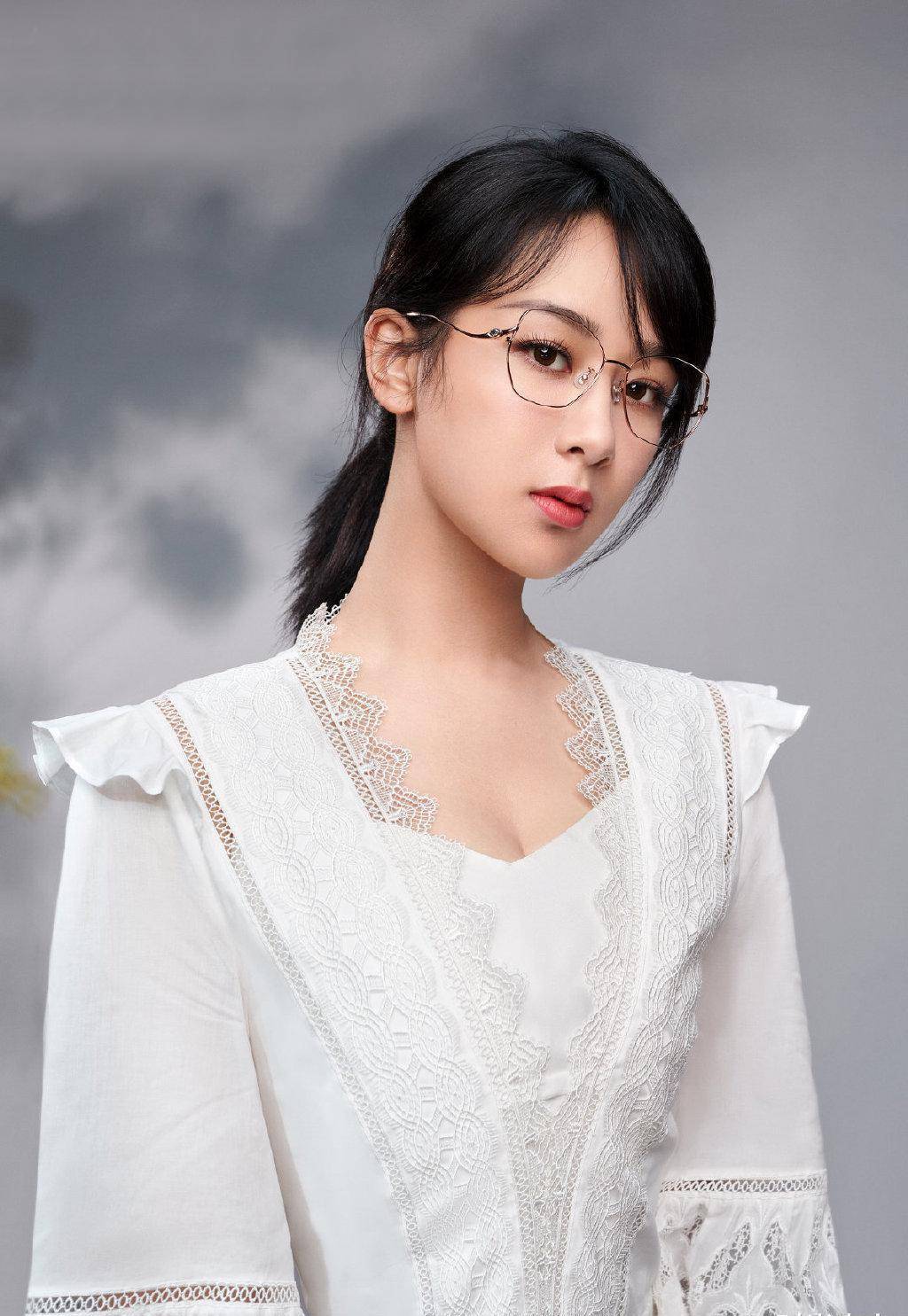 杨紫越来越有范了,穿一袭白裙踩运动鞋,眼神冷冽霸气抢镜_感觉_时尚