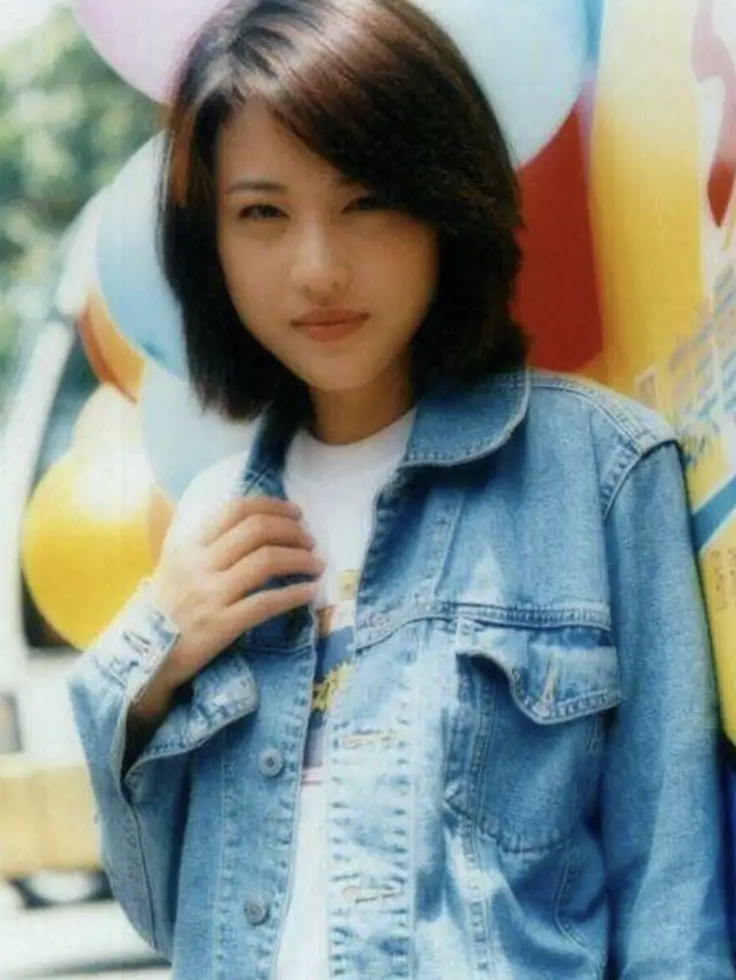 一眨眼,周海媚就长大了,还是打扮成"假小子",短发,宽松牛仔裤……她