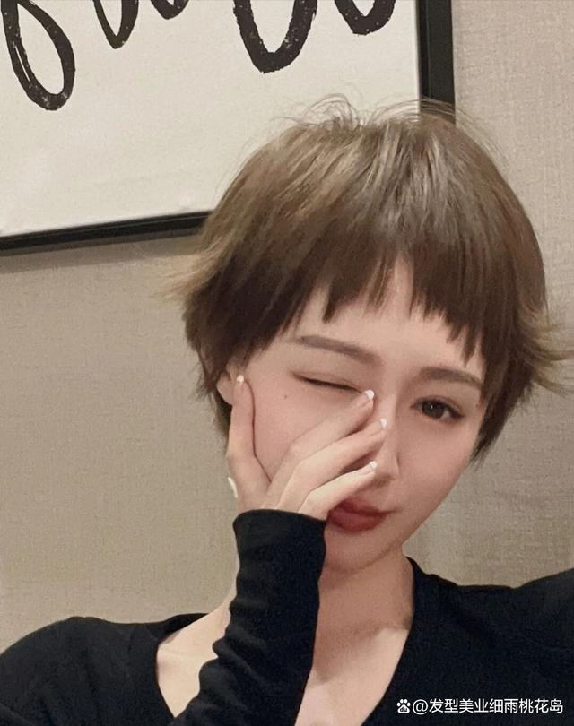 其实锯齿头是一款可以变得很时尚的发型,适合小鹅蛋脸小圆脸的女生