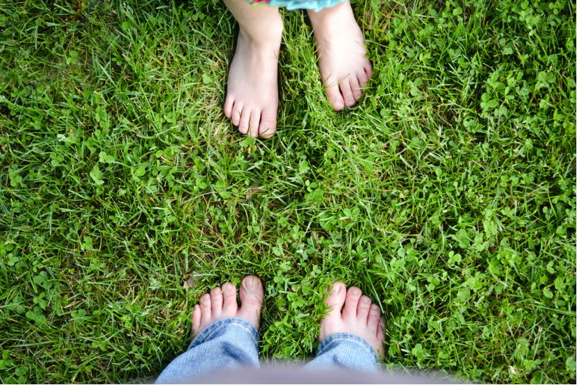 宝宝光脚走路的好处竟然这么多,做家长的可别再忽略了!_脚丫