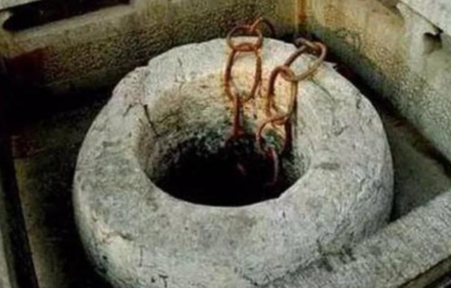 北京古老的锁龙井,井口铁链下到底是什么?传说至今无人分辨真假