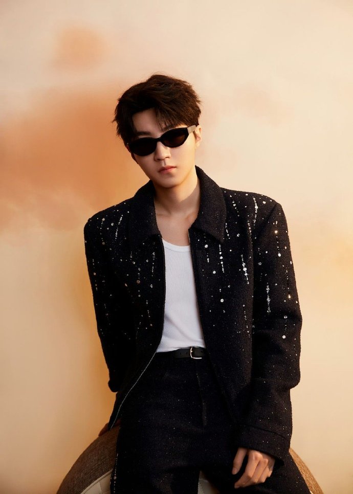 王俊凯黑色亮钻套装##王俊凯活动的安保队伍