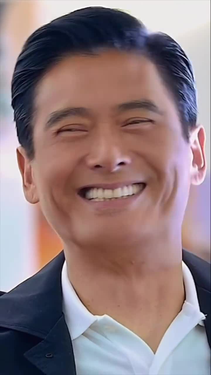 明星#发哥的笑容太温暖了,平时与妻子挤公交吃路边摊,省吃俭用捐出