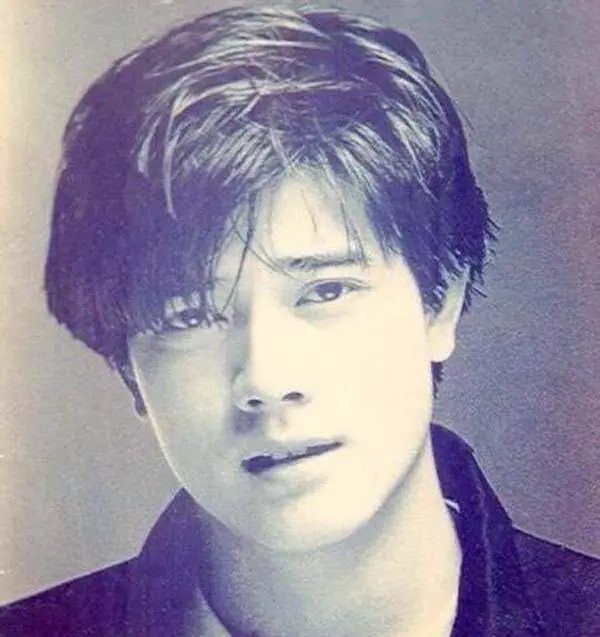 许多人如今翻看郭富城的那些年轻时期的照片,依然还会夸赞其为神仙