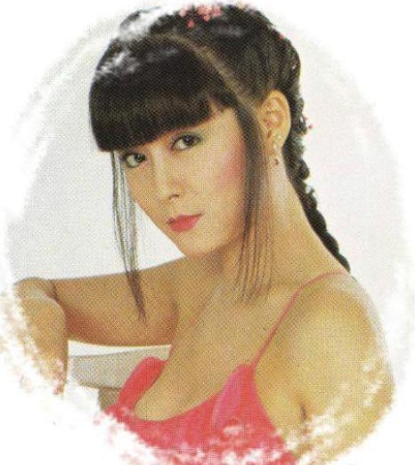 潘迎紫晒30年前旧照 网友:事业线好赞(图)