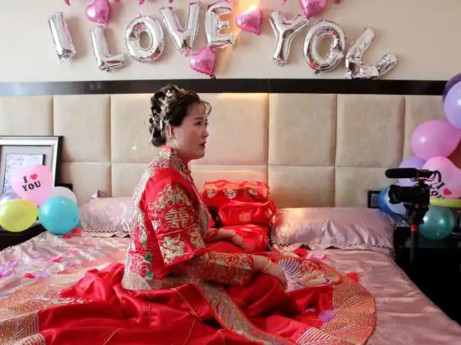 室内静悄悄的,新娘端庄的坐在床上.等候着新郎出现的那一刻