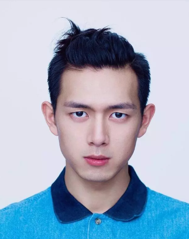 李现晒"大头照"自拍,当看到最后一张照片时,网友:羡慕了