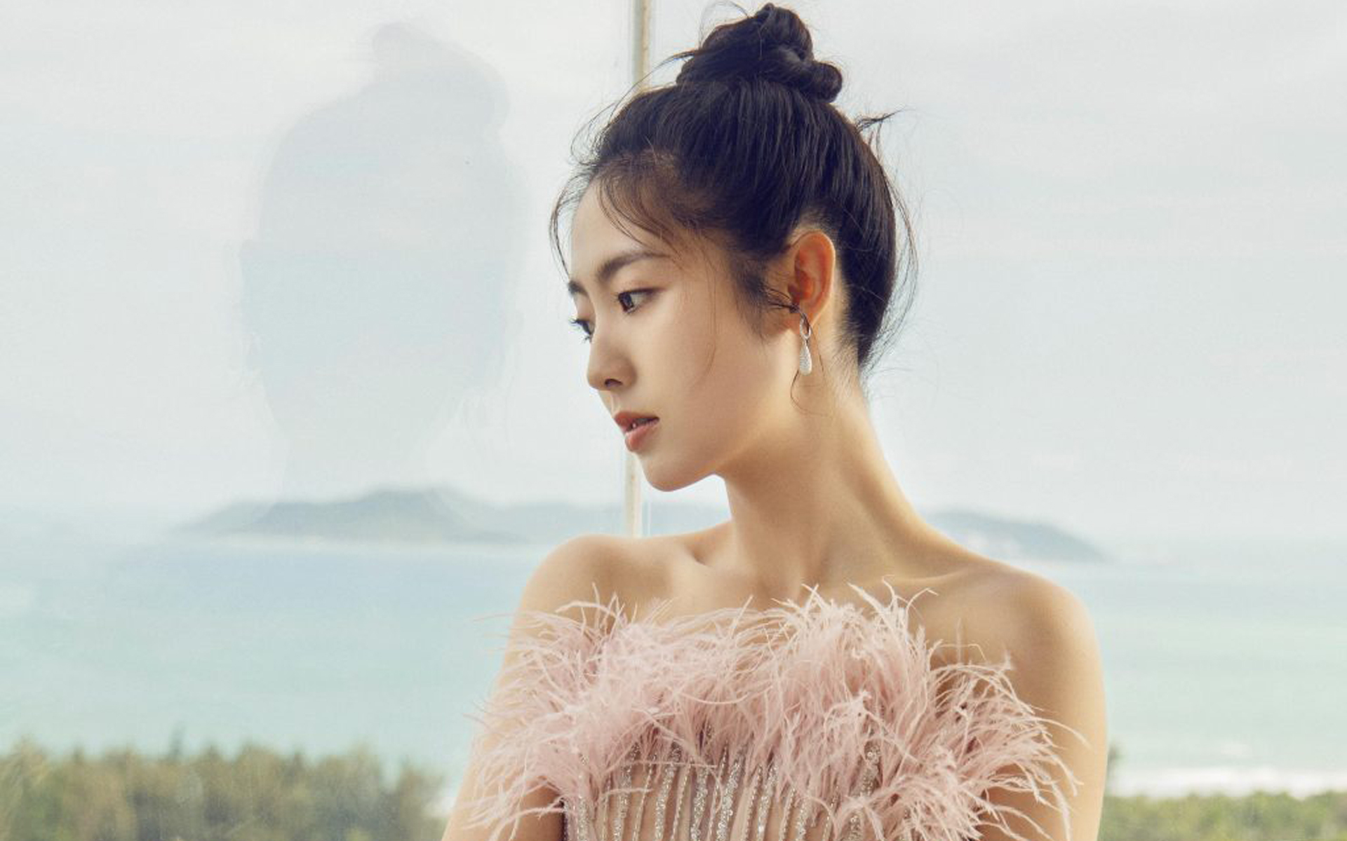 邢菲温婉灵动写真桌面壁纸