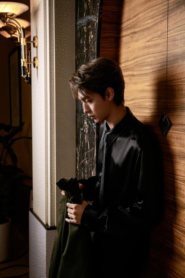 德云社秦霄贤晒写真照,引网友热议,老秦越来越有自己的风格了