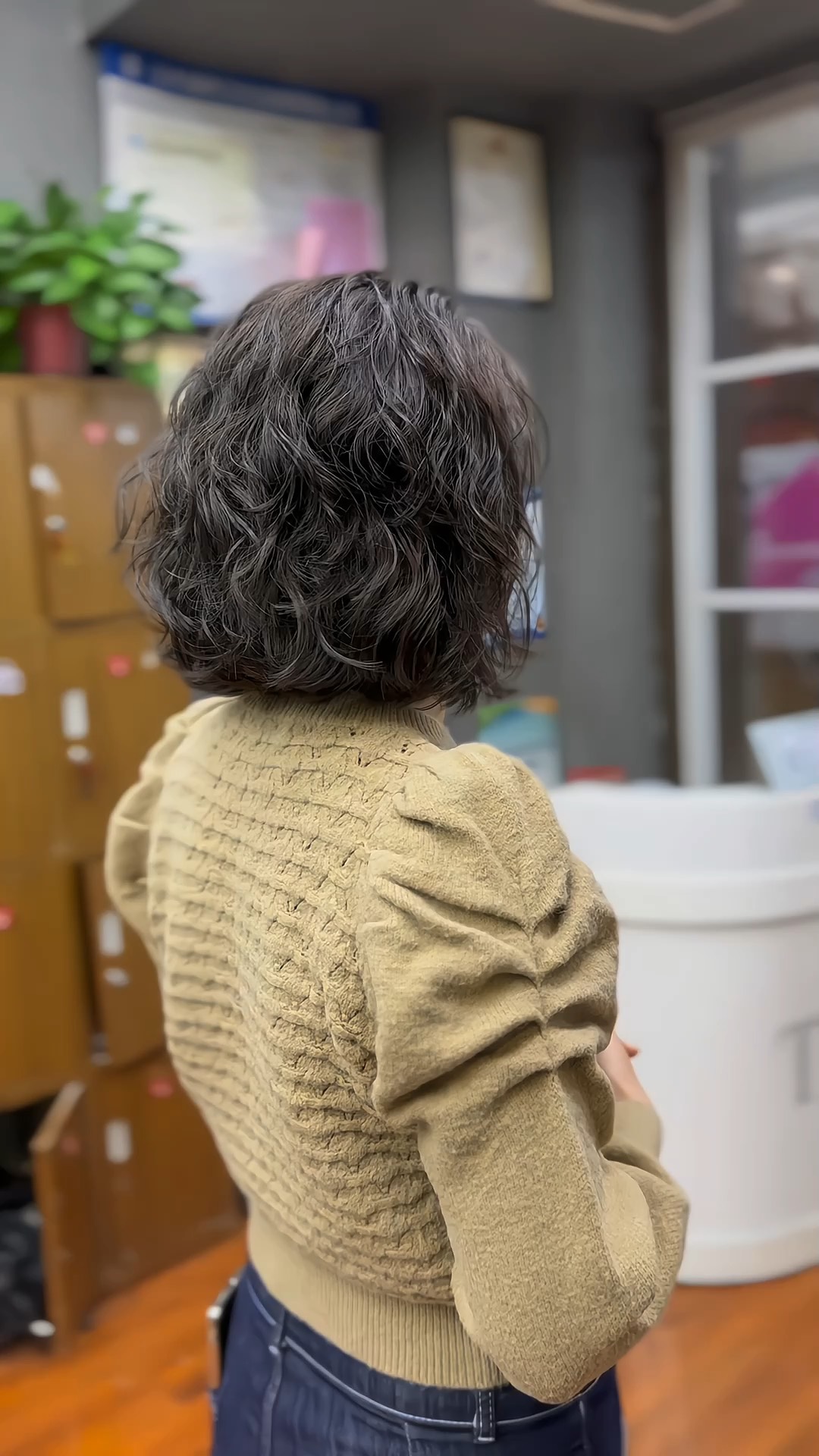 短发这么烫不显老还洋气