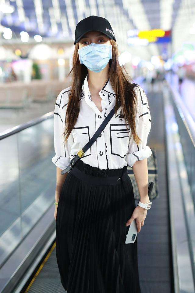 杨颖街拍:fendi x joshua vides衬衣百褶裙混搭好气质