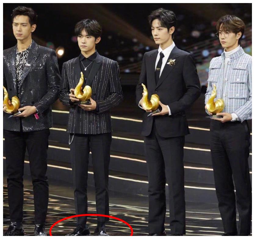 易烊千玺身高173肖战身高183两人同框时真实身高一目了然