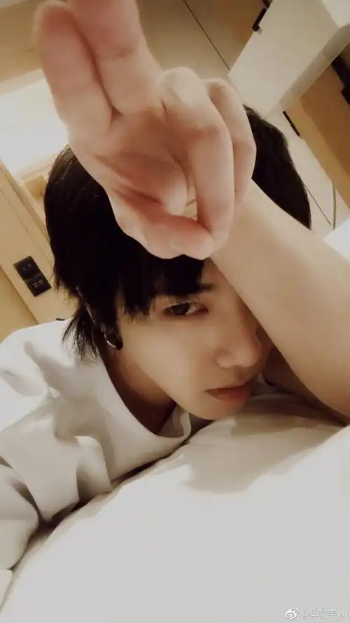 华晨宇更博向你发射爱心啦!