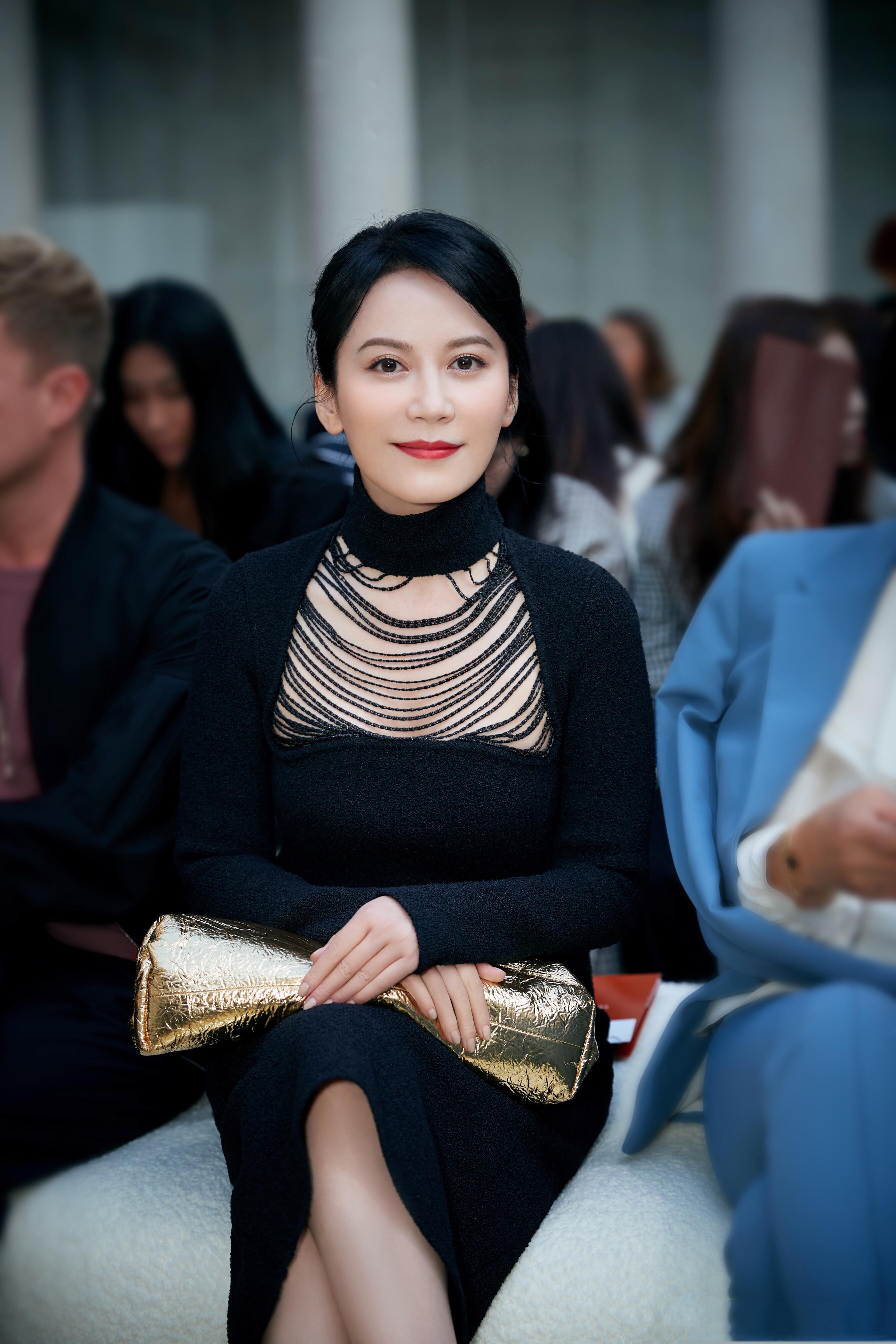 俞飞鸿出席bottegaveneta2020春季时装秀气质和身材都是绝对完美状态