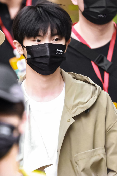 马嘉祺今日份我的岛录制路透,顺毛乖乖模样发型连帽外套穿搭,完美理想