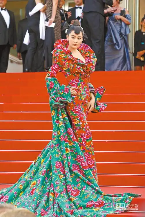 女星张馨予穿「花棉袄」礼服走坎城红毯震惊全球,大陆网友评论太花俏