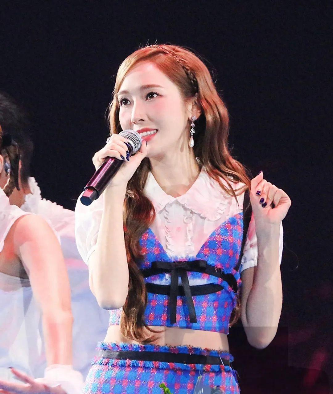 郑秀文和王心凌的关系真好,他们穿着米色西装和短裤秀出大长腿,所以