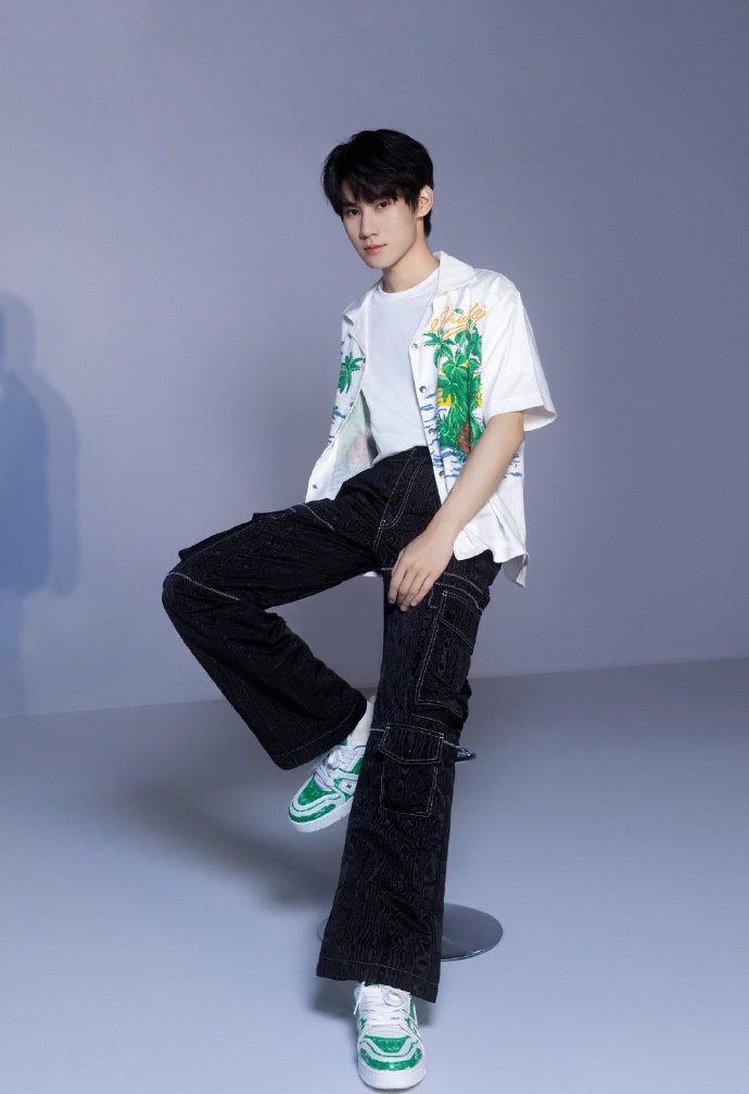 组图:张真源夏日清凉写真释出 干净白t薄荷色扑面而来_高清图集_新浪