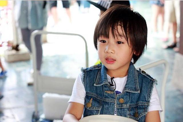 林志颖老婆携子度假,14岁kimi罕见露脸,破除长残传闻成大帅哥