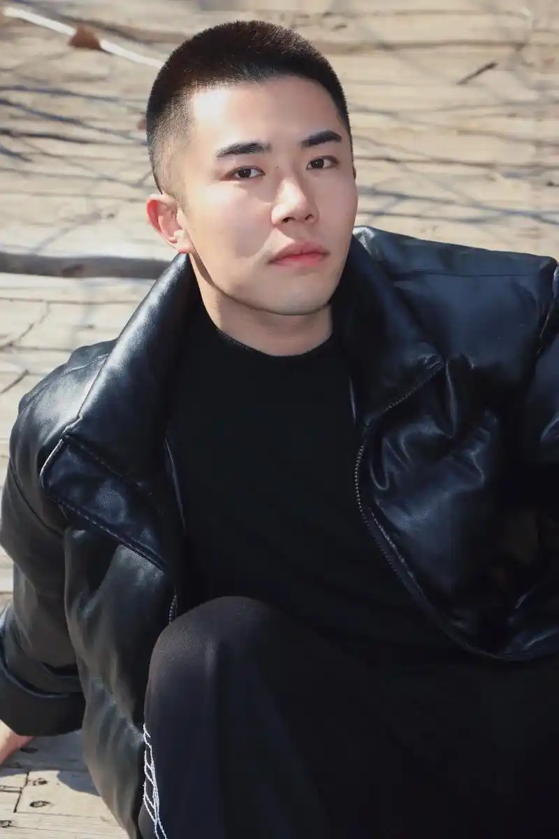 枕着光的她 #寸头 #侧颜 #拍照不爱笑 #被爱你是应该的 - 抖音