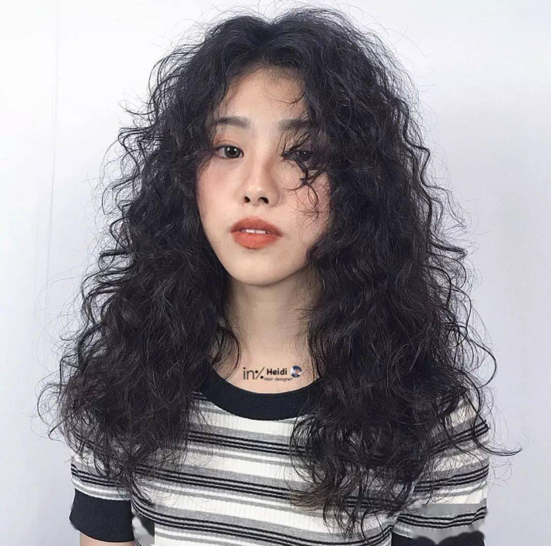 对于无论是长发还是短发羊毛卷,刘海的结构设计很重要