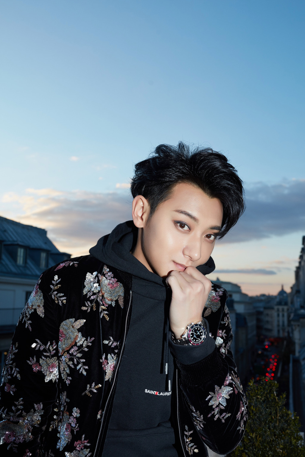 黄子韬身着saintlaurentbyanthonyvaccarello18春夏黑色天鹅绒手工