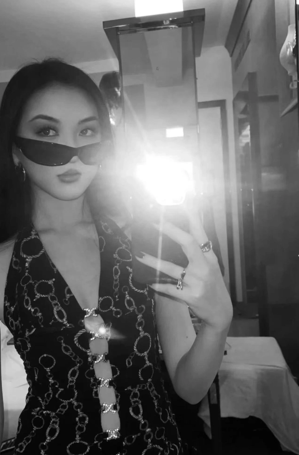 18岁李嫣最新照片变样了,身材苗条着装清凉,五官立体显冷艳