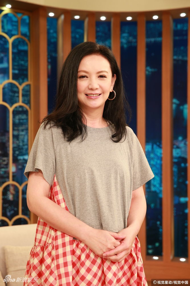 52岁曾华倩近照曝光气色好 少女风格短裙大秀美腿