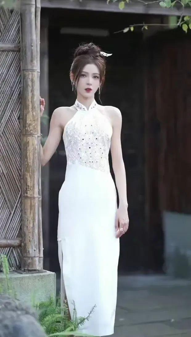 美神下凡!张予曦白色旗袍造型惊艳亮相,清新高贵身材曼妙