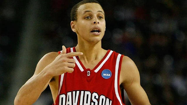 看看大学时期的库里是怎么打球的?