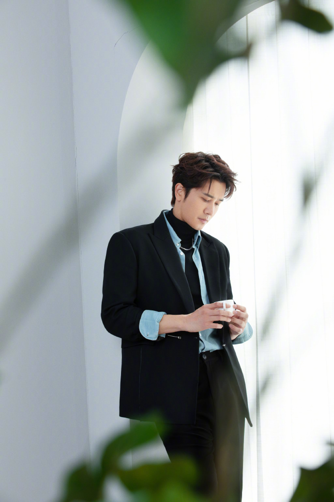 彭冠英情人节营业照##彭冠英西装衬衫高领毛衣叠穿造型