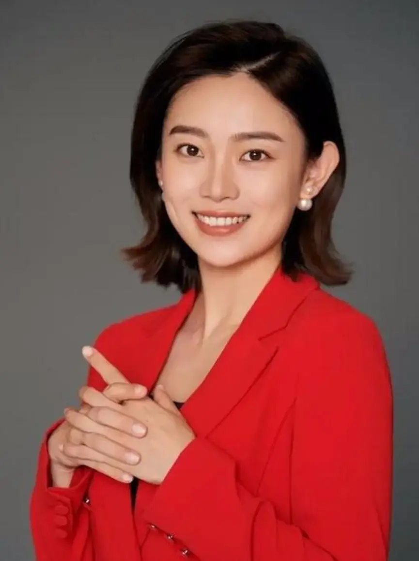 央视美女主持人李七月:追梦八年,被誉为董卿接班人_节目_比赛_梦想