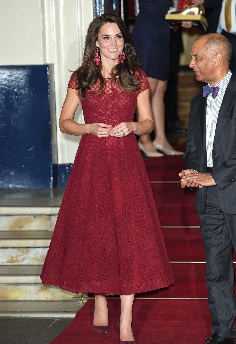 红色蕾丝连衣裙女生在搭配蕾丝裙的颜色时,往往会选择经典的黑白两色