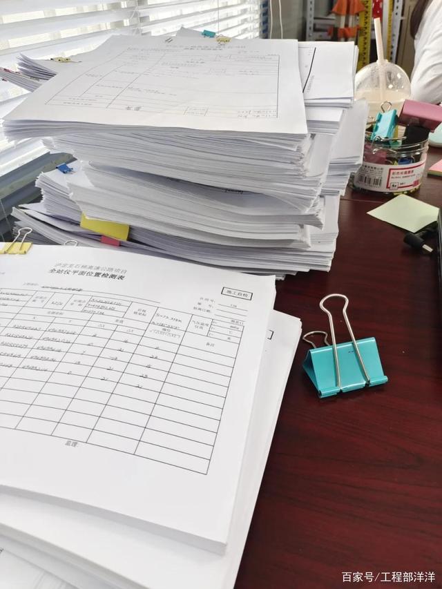 平时的资料堆满了桌子,看着头疼.