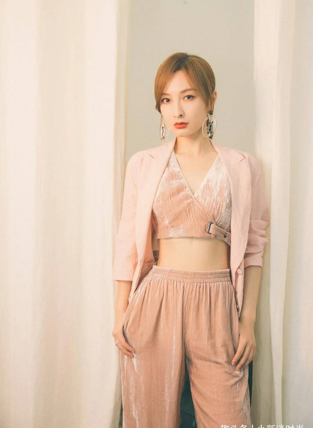 吴昕减肥后美到惊艳高鼻梁大眼睛穿粉色连衣裙可爱又迷人