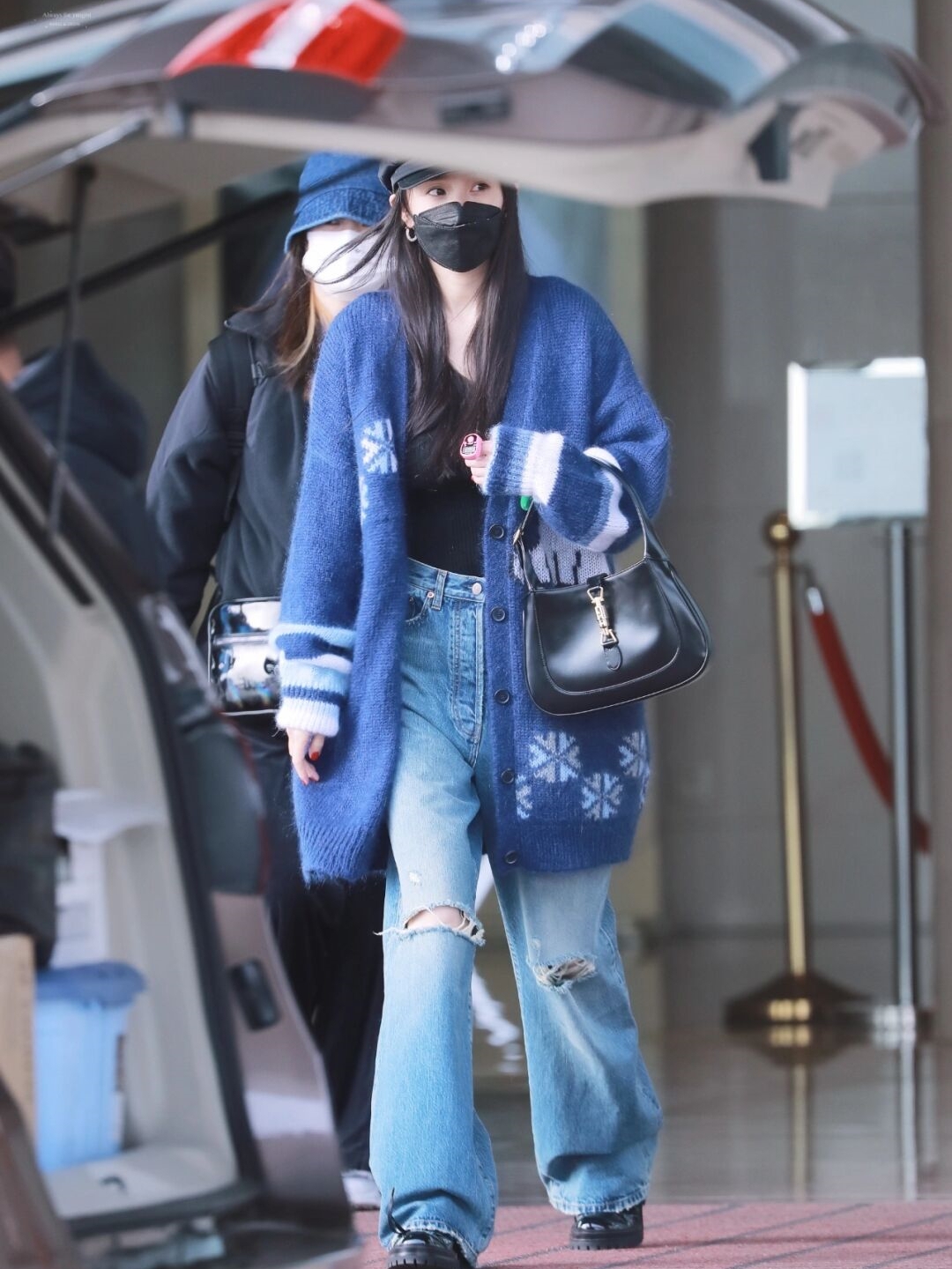 杨幂在机场的街拍中展示了她的私服风格,身穿蓝色针织衫搭配牛仔裤