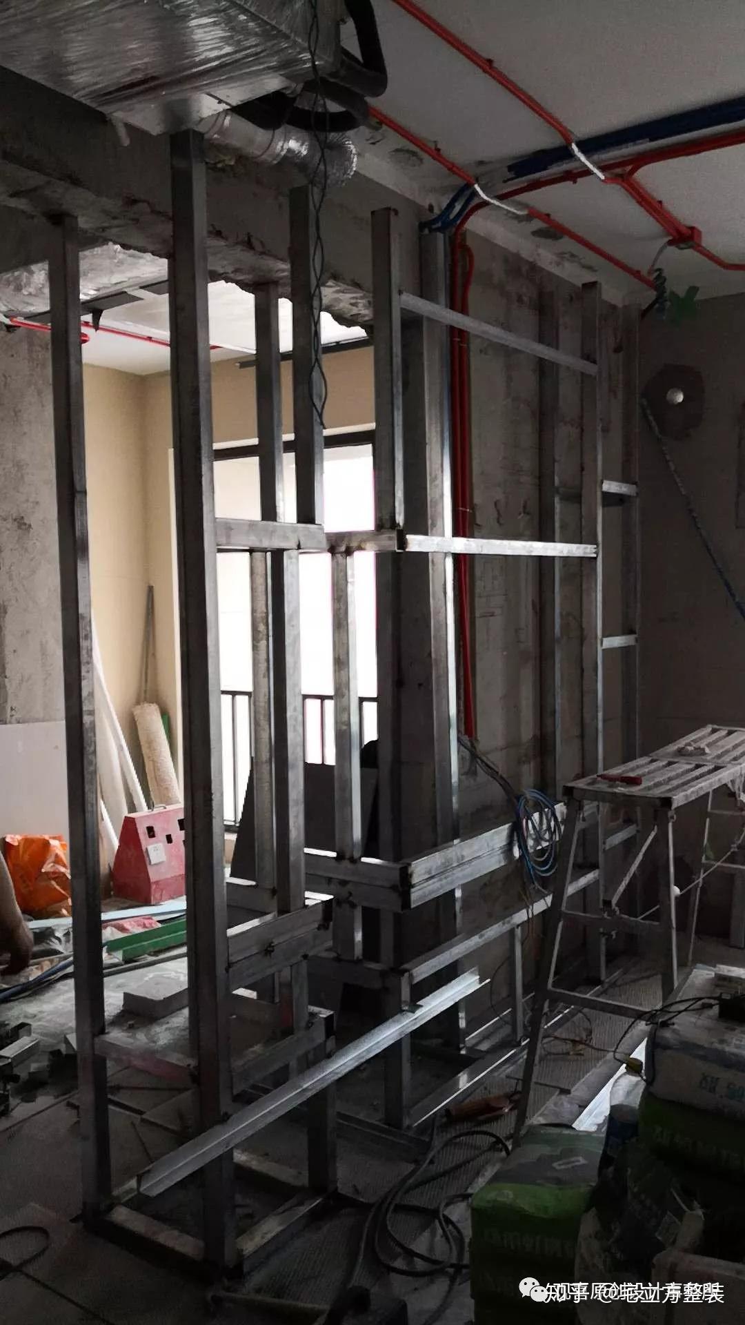 钢架电视墙搭建为了实现电视墙的视觉简洁性和整体感,设计师放弃砖砌