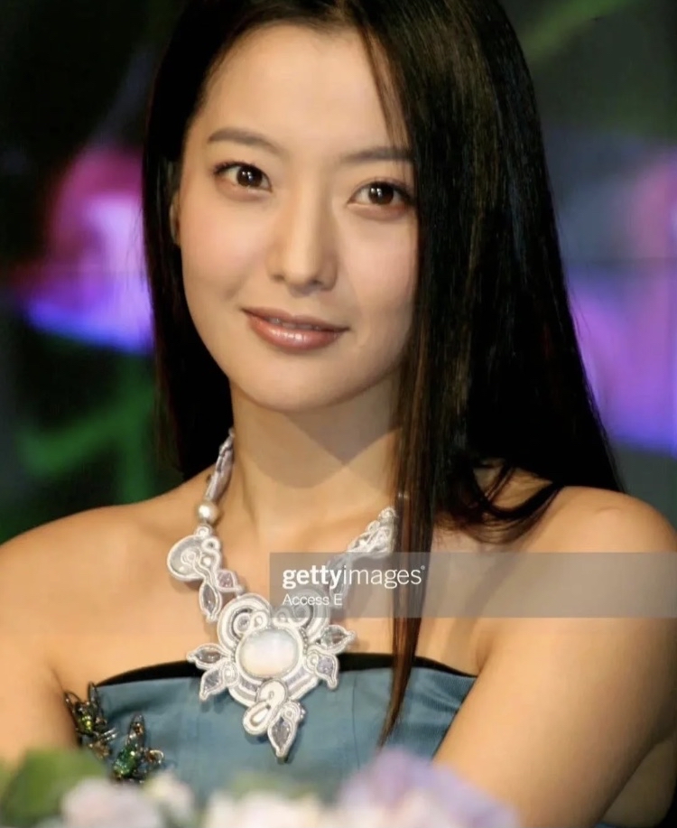 好多人都说她们俩长得很像.白冰/金喜善.